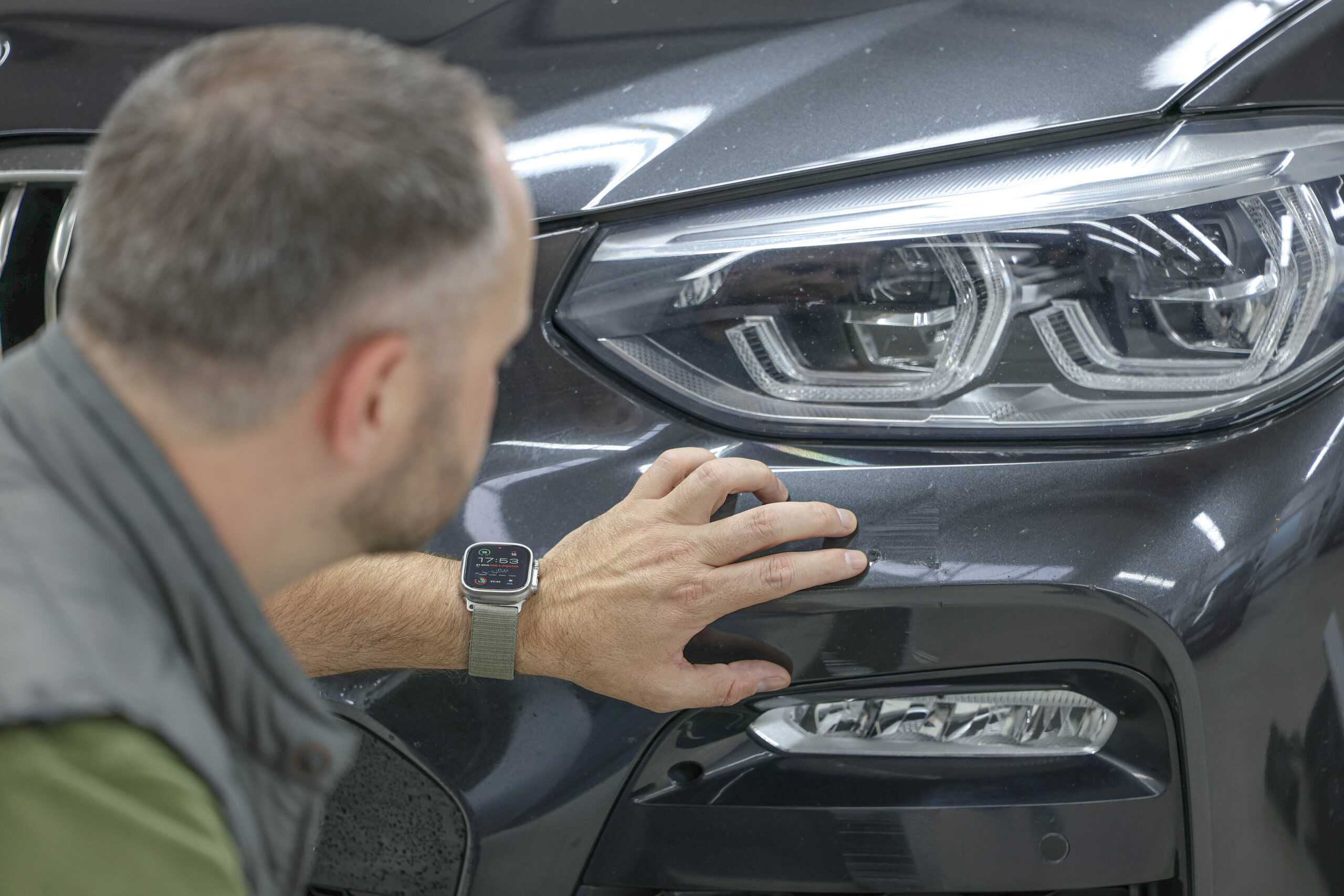 Unfallfahrzeug bei der Begutachtung